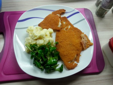 Geb. Scholle mit Mayonaise-Erdäpfelsalat und Vogerlsalat