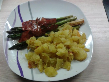 Grüner Spargel im Speckmantel mit Rösterdäpfel