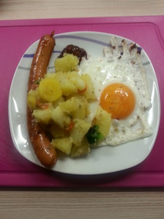 Würstchen mit Rösterdäpfel und Spiegelei