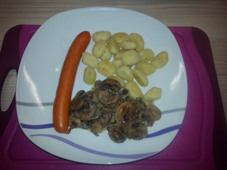 Champignonsauce mit Gnochi und Debreziner